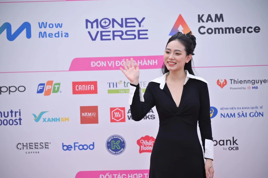 Cô giáo Minh Thu "comeback" với giao diện khác lạ, fan ngỡ ngàng vì không nhận ra Cô giáo Minh Thu "comeback" với giao diện khác lạ, fan ngỡ ngàng vì không nhận ra