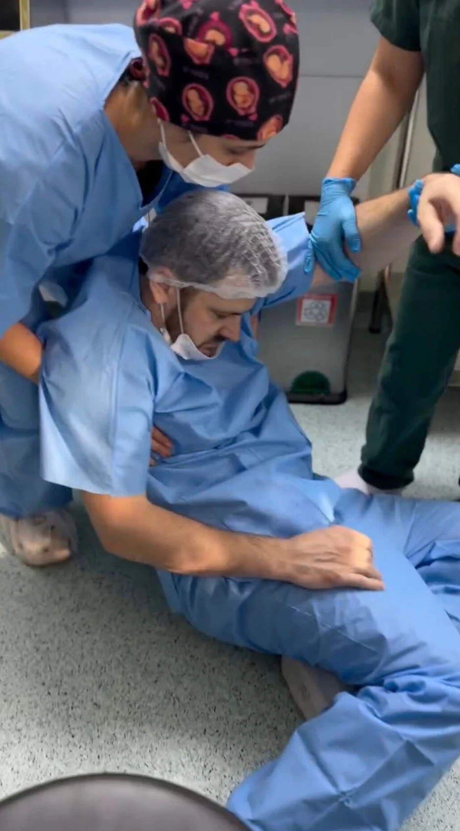 Có mặt ở phòng mổ để động viên vợ, người đàn ông bất ngờ ngất lịm khi thấy cảnh vợ sinh con