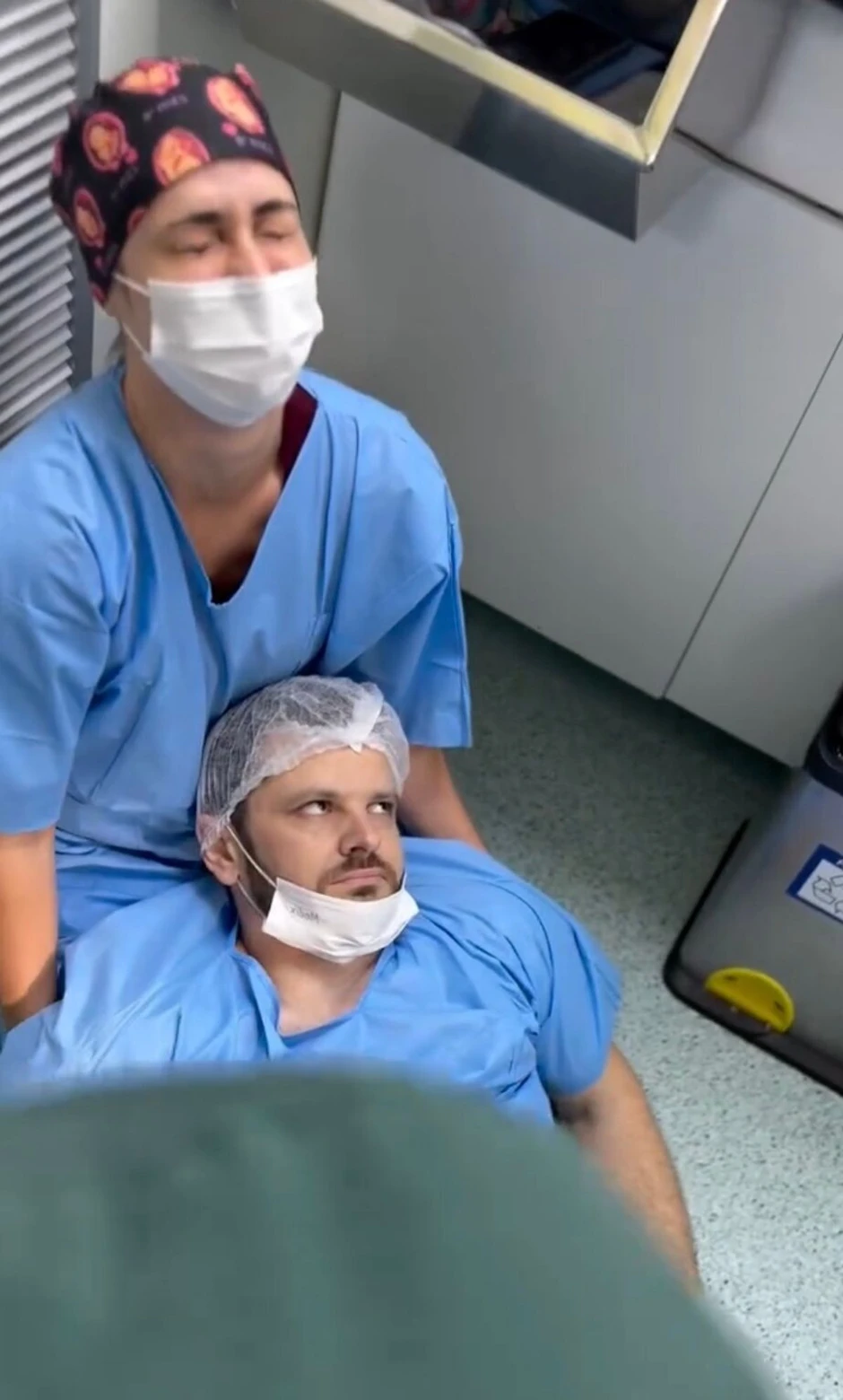 Có mặt ở phòng mổ để động viên vợ, người đàn ông bất ngờ ngất lịm khi thấy cảnh vợ sinh con