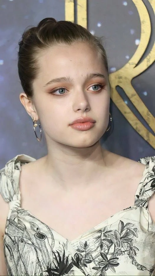 Con gái Angelina Jolie chấp nhận làm nền, xuất hiện 10 giây gây sốt điên đảo vì quá xinh Con gái Angelina Jolie chấp nhận làm nền, xuất hiện 10 giây gây sốt điên đảo vì quá xinh