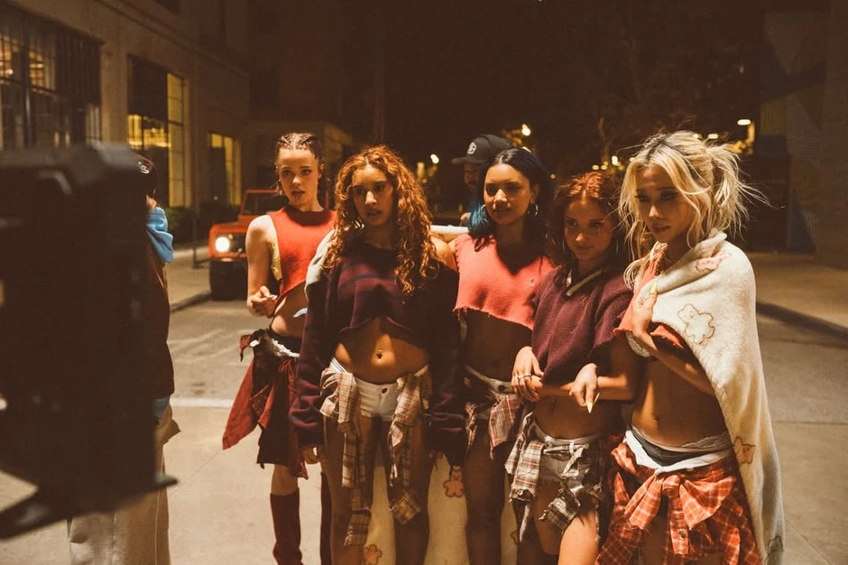 Con gái Angelina Jolie chấp nhận làm nền, xuất hiện 10 giây gây sốt điên đảo vì quá xinh Con gái Angelina Jolie chấp nhận làm nền, xuất hiện 10 giây gây sốt điên đảo vì quá xinh