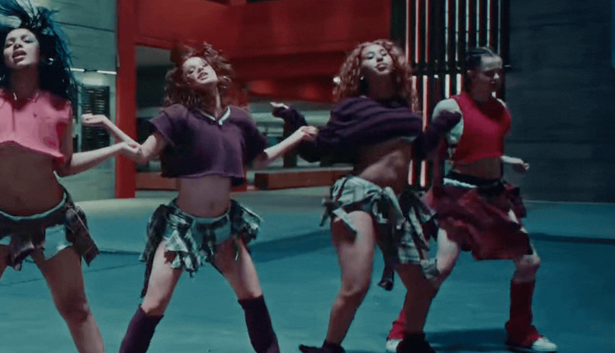 Con gái Angelina Jolie chấp nhận làm nền, xuất hiện 10 giây gây sốt điên đảo vì quá xinh Con gái Angelina Jolie chấp nhận làm nền, xuất hiện 10 giây gây sốt điên đảo vì quá xinh