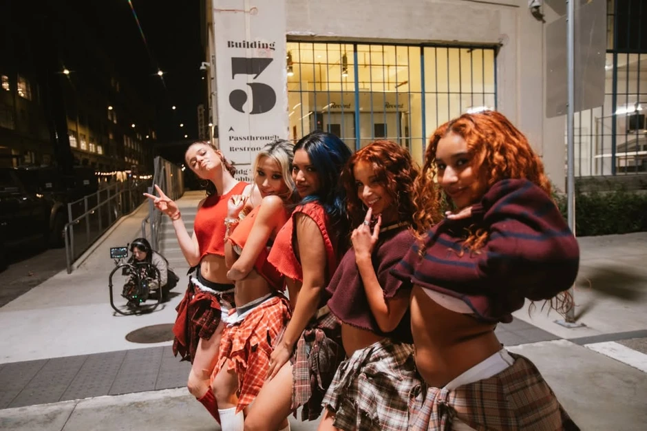 Con gái Angelina Jolie chấp nhận làm nền, xuất hiện 10 giây gây sốt điên đảo vì quá xinh Con gái Angelina Jolie chấp nhận làm nền, xuất hiện 10 giây gây sốt điên đảo vì quá xinh