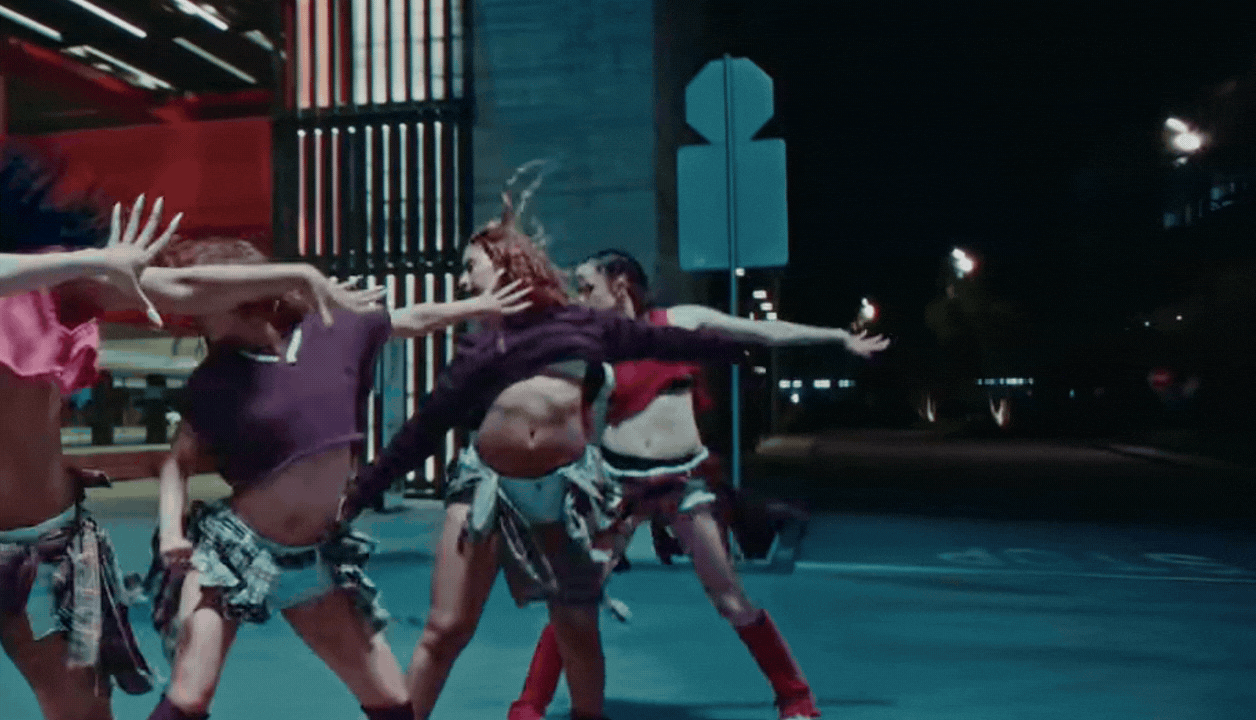 Con gái Angelina Jolie chấp nhận làm nền, xuất hiện 10 giây gây sốt điên đảo vì quá xinh Con gái Angelina Jolie chấp nhận làm nền, xuất hiện 10 giây gây sốt điên đảo vì quá xinh