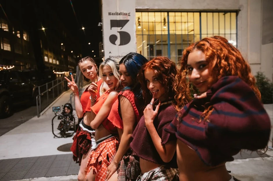 Con gái Angelina Jolie chấp nhận làm nền, xuất hiện 10 giây gây sốt điên đảo vì quá xinh Con gái Angelina Jolie chấp nhận làm nền, xuất hiện 10 giây gây sốt điên đảo vì quá xinh