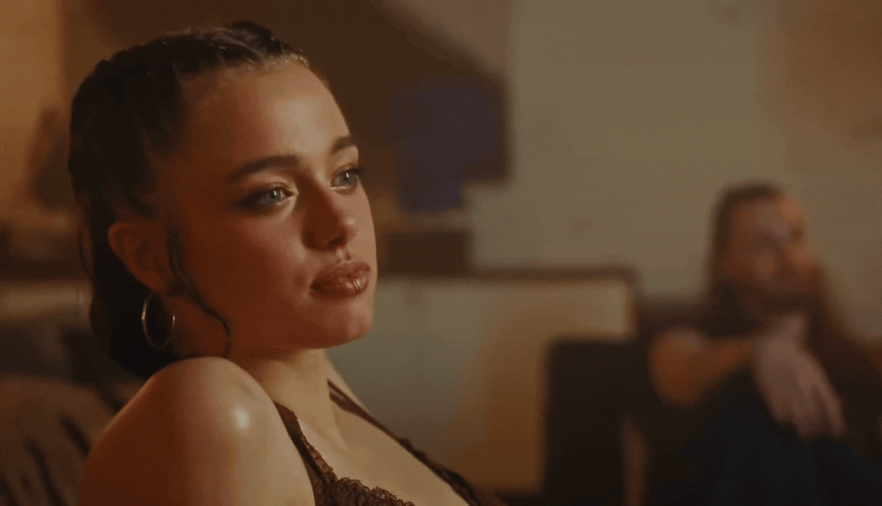 Con gái Angelina Jolie chấp nhận làm nền, xuất hiện 10 giây gây sốt điên đảo vì quá xinh Con gái Angelina Jolie chấp nhận làm nền, xuất hiện 10 giây gây sốt điên đảo vì quá xinh