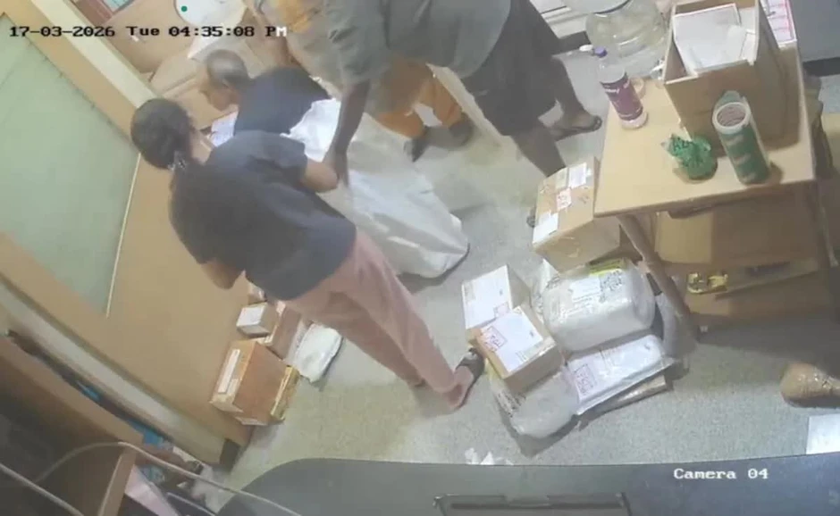 Con gái gói cha vào bao tải, gửi bưu cục để quay video câu view