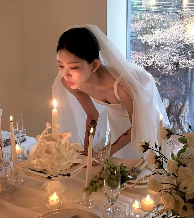 Con trai Choi Jin Sil thay bố mẹ đưa em gái vào lễ đường