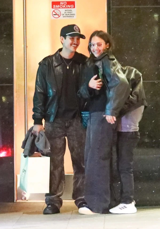 Con trai trêu chọc Jessica Alba khi cô tình tứ bên người yêu mới