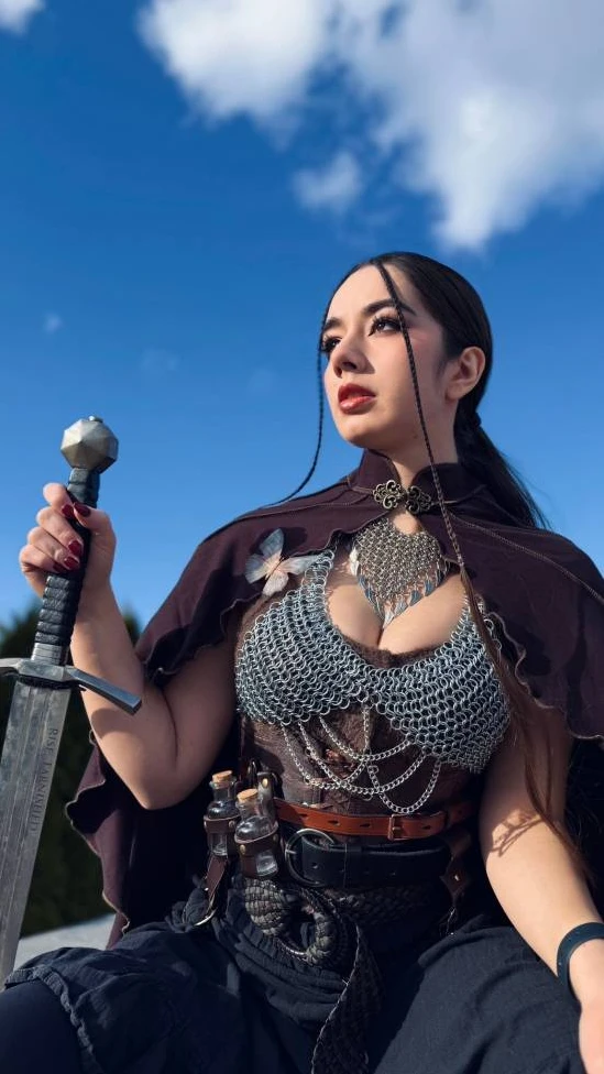 Cosplay game AAA mới ra mắt theo phong cách gợi cảm, nữ streamer nổi tiếng không ngờ, soi trang cá nhân càng thêm ấn tượng