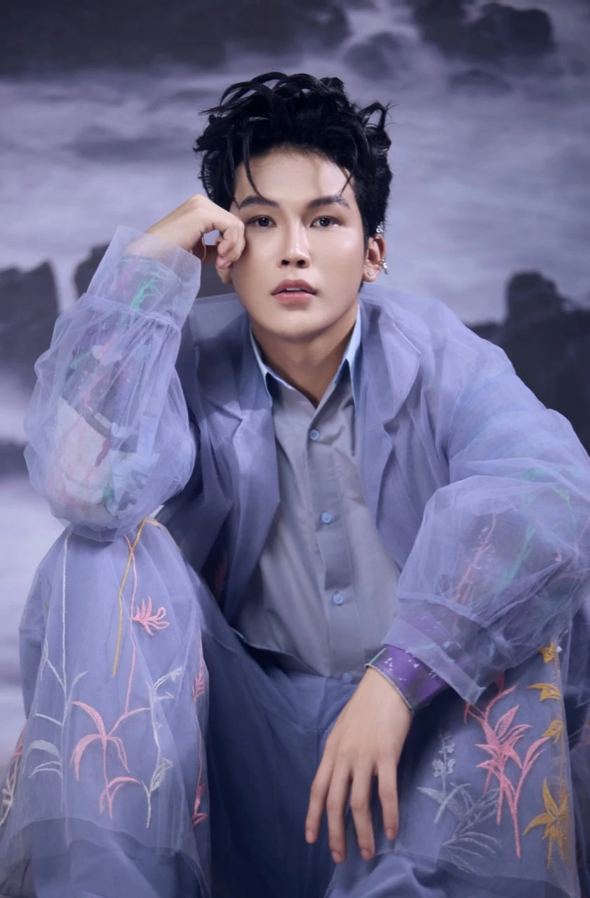 Cover bài mới của Hùng Huỳnh, nam ca sĩ khiến cả cõi mạng tranh cãi: Hay hơn bản gốc là được Cover bài mới của Hùng Huỳnh, nam ca sĩ khiến cả cõi mạng tranh cãi: Hay hơn bản gốc là được