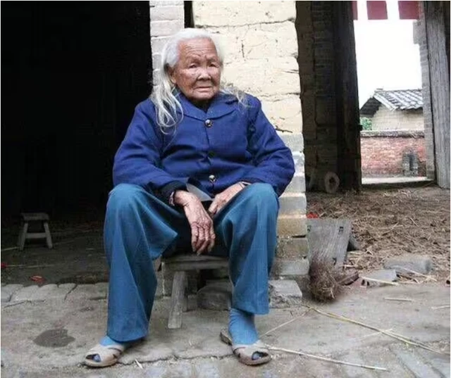 Cụ bà 95 tuổi nằm trong quan tài suốt 6 ngày, trước giờ chôn cất bỗng tỉnh dậy rồi đi nấu cháo