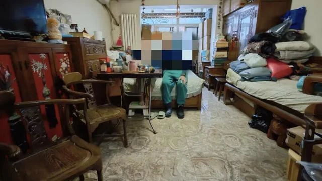 Cụ bà chốt hàng nghìn đơn online nhưng không bao giờ tháo hộp, 30 người dọn 12 giờ mới thấy mặt sàn: Phía sau là cả câu chuyện buồn