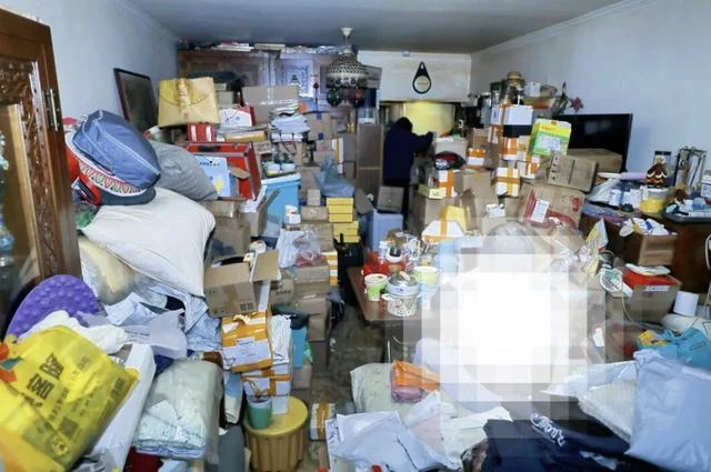 Cụ bà chốt hàng nghìn đơn online nhưng không bao giờ tháo hộp, 30 người dọn 12 giờ mới thấy mặt sàn: Phía sau là cả câu chuyện buồn