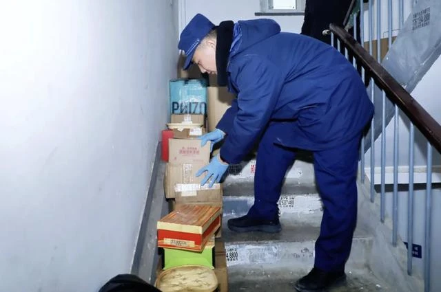 Cụ bà chốt hàng nghìn đơn online nhưng không bao giờ tháo hộp, 30 người dọn 12 giờ mới thấy mặt sàn: Phía sau là cả câu chuyện buồn