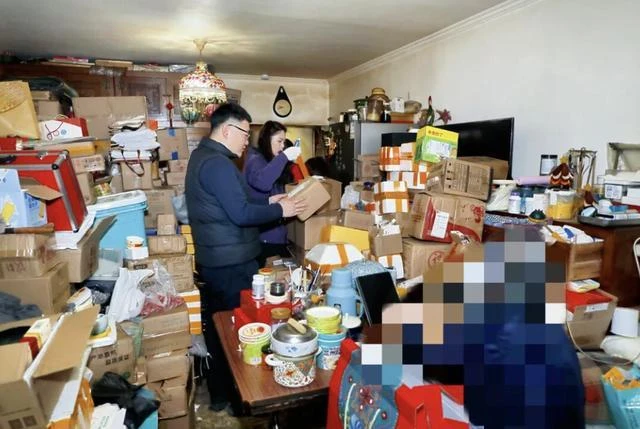 Cụ bà chốt hàng nghìn đơn online nhưng không bao giờ tháo hộp, 30 người dọn 12 giờ mới thấy mặt sàn: Phía sau là cả câu chuyện buồn