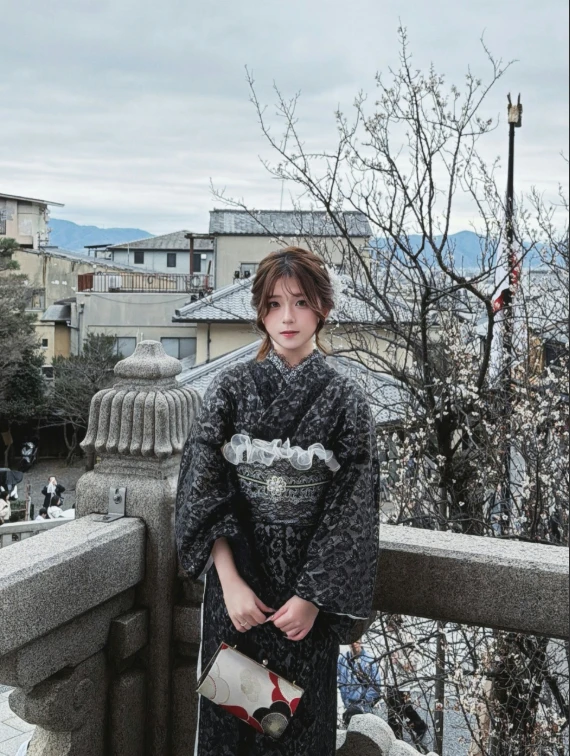 Cửa hàng thẻ bài Pokémon gây sốt với nữ nhân viên quyến rũ, xinh như hot girl, khách nam xếp hàng để chờ mua