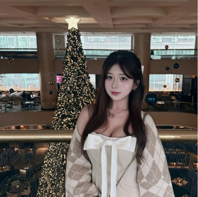 Cửa hàng thẻ bài Pokémon gây sốt với nữ nhân viên quyến rũ, xinh như hot girl, khách nam xếp hàng để chờ mua