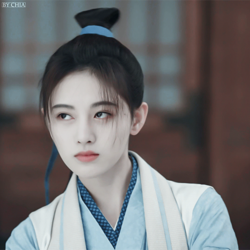 Cúc Tịnh Y: Phấn son lòe loẹt, làm ơn tôn trọng người nhìn