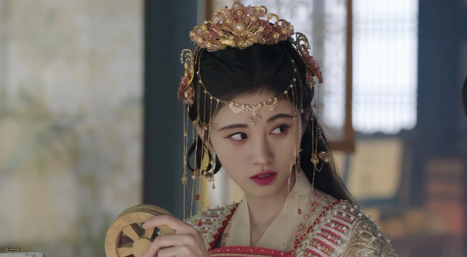 Cúc Tịnh Y: Phấn son lòe loẹt, làm ơn tôn trọng người nhìn