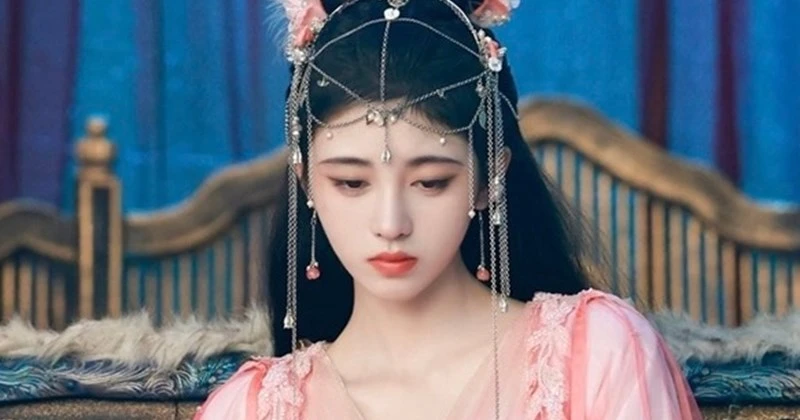 Cúc Tịnh Y: Phấn son lòe loẹt, làm ơn tôn trọng người nhìn