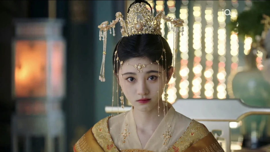 Cúc Tịnh Y: Phấn son lòe loẹt, làm ơn tôn trọng người nhìn