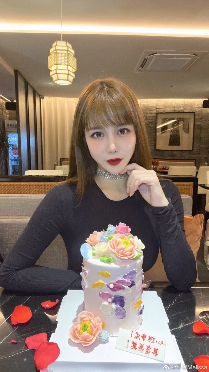 Cuộc sống hiện tại của cô gái từng viral với câu nói: "Tôi thà ngồi khóc trong xe BMW còn hơn ngồi cười sau xe đạp"?