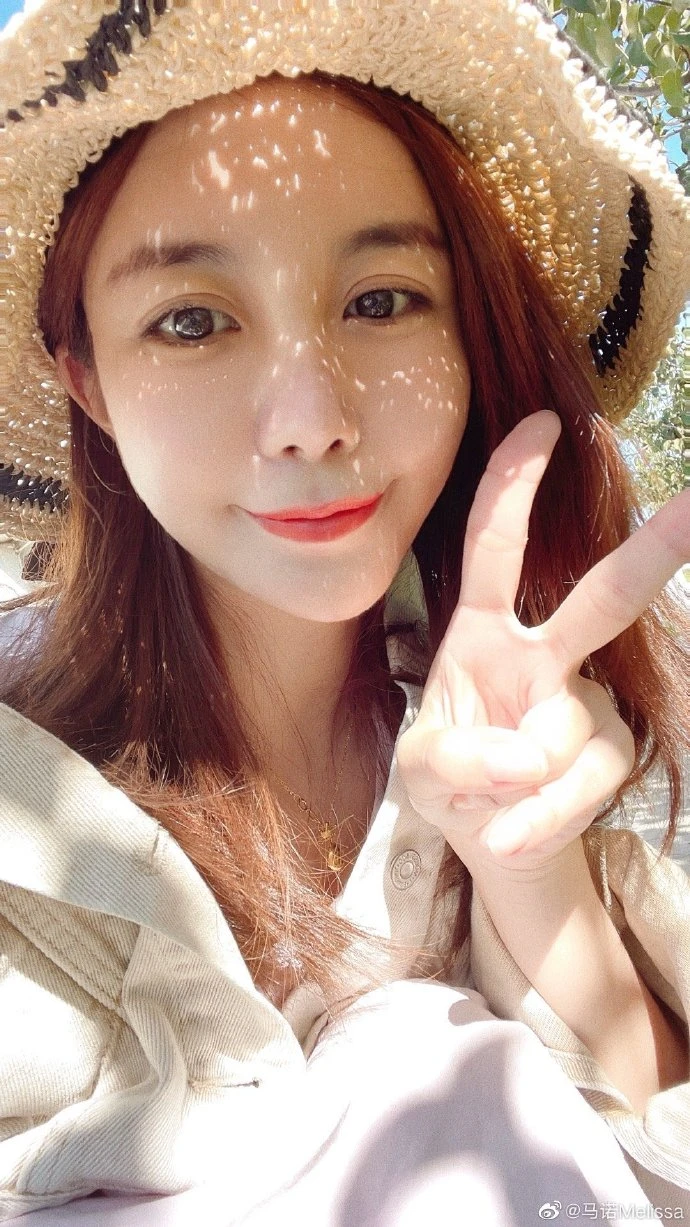 Cuộc sống hiện tại của cô gái từng viral với câu nói: "Tôi thà ngồi khóc trong xe BMW còn hơn ngồi cười sau xe đạp"?