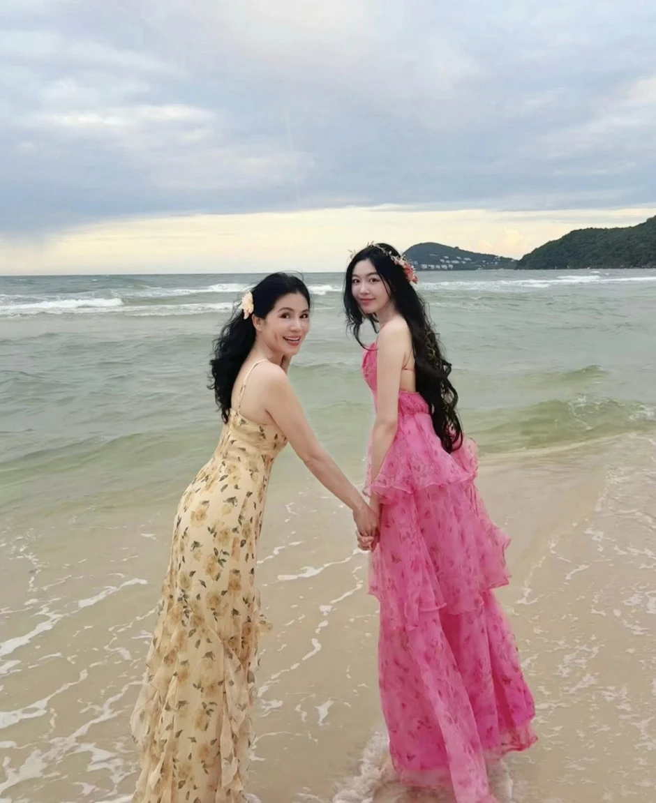 Cuối cùng mẹ của Lọ Lem đã lên tiếng