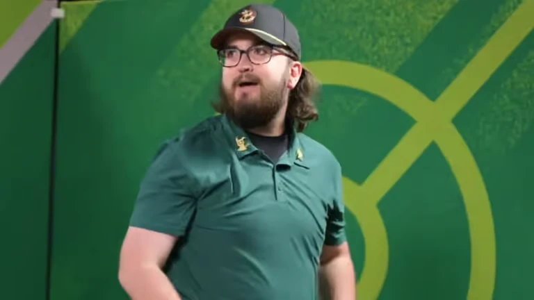 Đấm tay ăn mừng vì vừa vô địch, tuyển thủ eSports bị tước ngay cúp, cộng đồng game thủ phải "dậy sóng" Đấm tay ăn mừng vì vừa vô địch, tuyển thủ eSports bị tước ngay cúp, cộng đồng game thủ phải "dậy sóng"