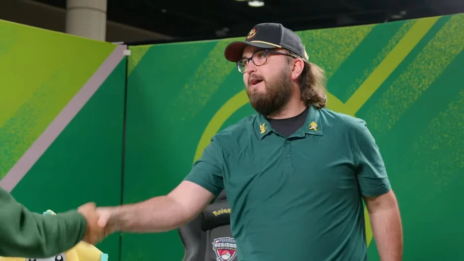 Đấm tay ăn mừng vì vừa vô địch, tuyển thủ eSports bị tước ngay cúp, cộng đồng game thủ phải "dậy sóng" Đấm tay ăn mừng vì vừa vô địch, tuyển thủ eSports bị tước ngay cúp, cộng đồng game thủ phải "dậy sóng"