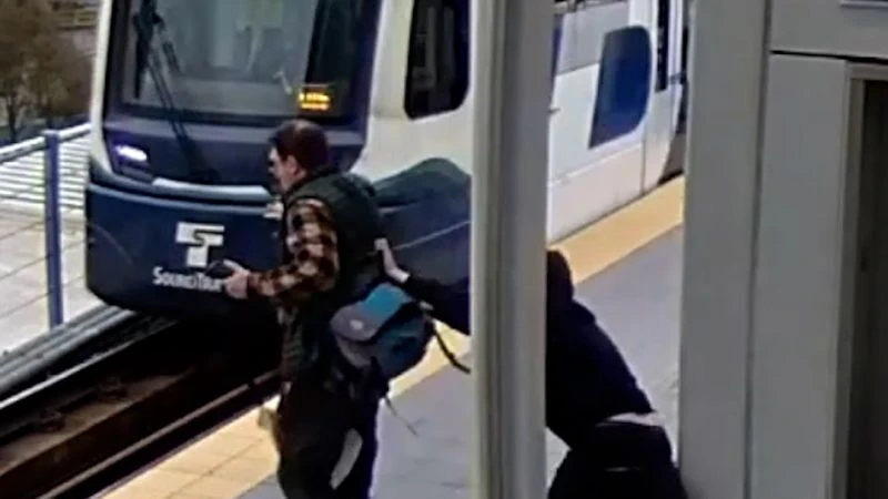 Đang bấm điện thoại, người đàn ông bất ngờ bị kẻ lạ đẩy xuống đường ray khi đoàn tàu lao tới