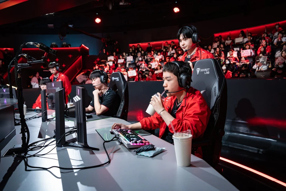 Đang yên đang lành, siêu sao T1 bị đàn em cũ "var" ngay trên kênh stream