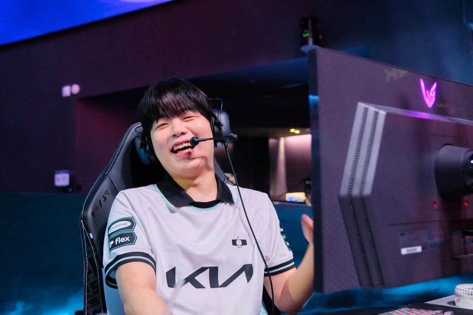 Đang yên đang lành, siêu sao T1 bị đàn em cũ "var" ngay trên kênh stream