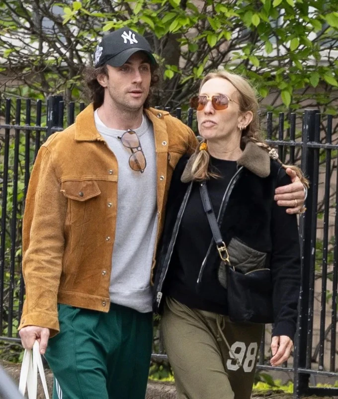 Đạo diễn 50 sắc thái và chồng kém 23 tuổi vẫn mặn nồng sau 14 năm kết hôn