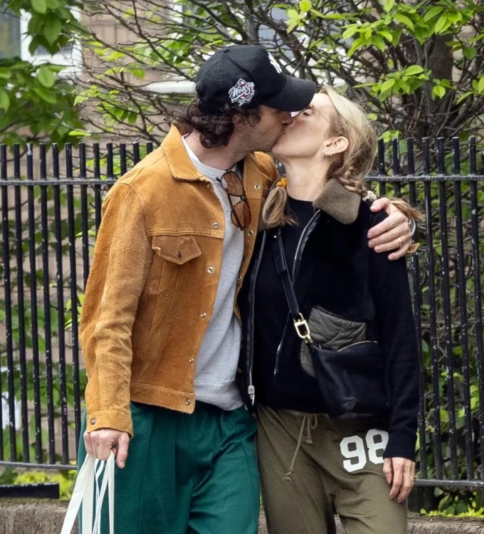 Đạo diễn 50 sắc thái và chồng kém 23 tuổi vẫn mặn nồng sau 14 năm kết hôn