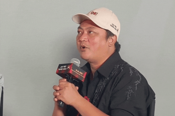 Đạo diễn Đại Tiệc Trăng Máu 8 đòi nhốt khán giả trong rạp