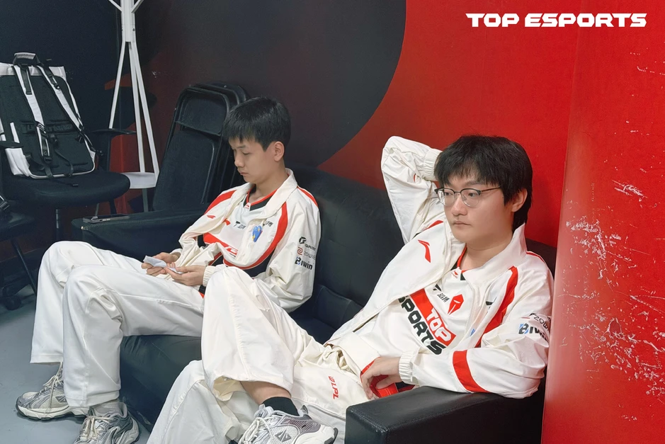 Đặt chuyện về đàn em, cựu vương CKTG nhận cái kết đắng Đặt chuyện về đàn em, cựu vương CKTG nhận cái kết đắng