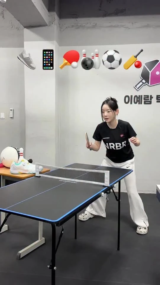 Dạy CDM cách chơi bóng bàn, hot girl bất ngờ "gây bão" với nhan sắc quá xinh đẹp