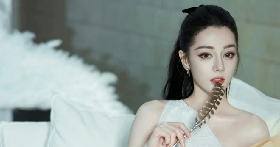 Địch Lệ Nhiệt Ba có biết xấu hổ không vậy?