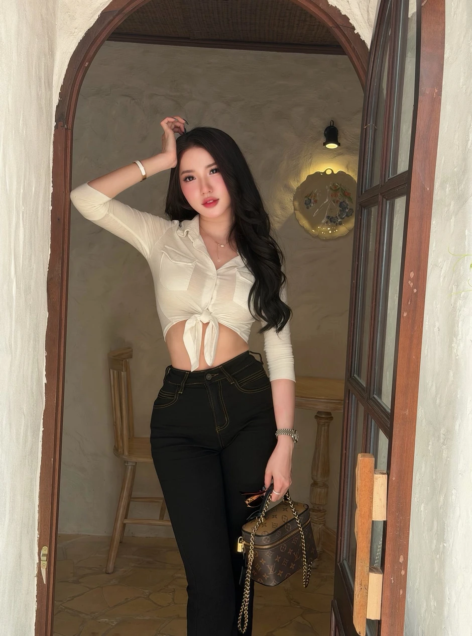 Diện đồ công sở đi cafe, hot girl khiến ai cũng phải gật gù thích thú với vóc dáng cực chuẩn