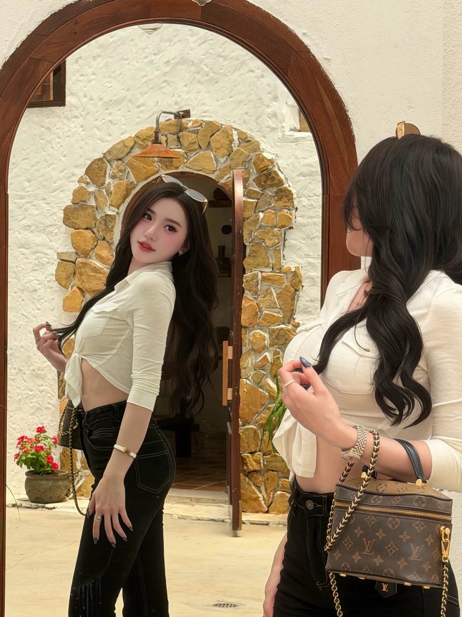 Diện đồ công sở đi cafe, hot girl khiến ai cũng phải gật gù thích thú với vóc dáng cực chuẩn