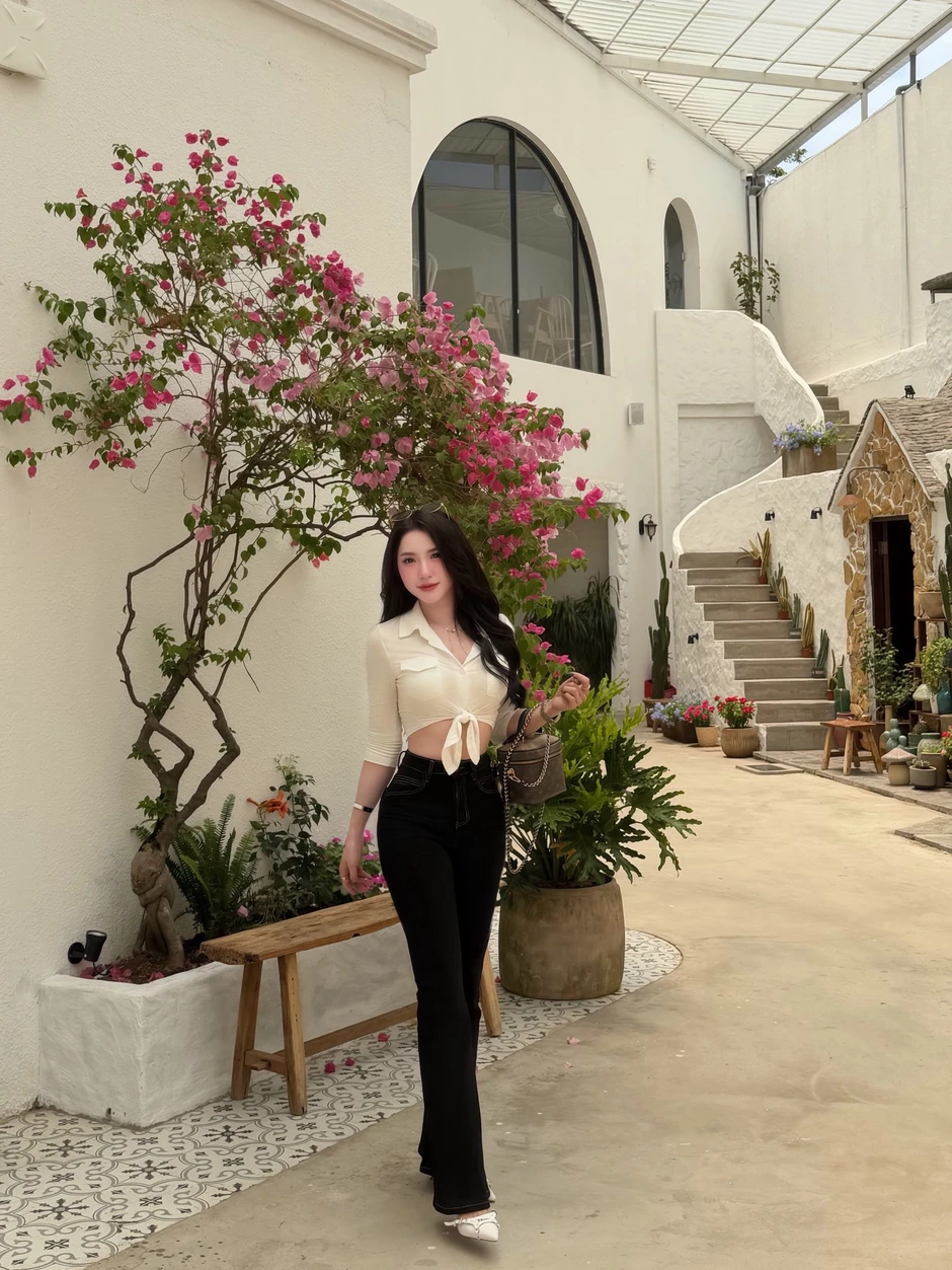 Diện đồ công sở đi cafe, hot girl khiến ai cũng phải gật gù thích thú với vóc dáng cực chuẩn