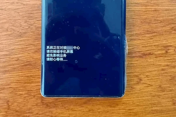 Điện thoại bỗng đen ngòm và mất quyền kiểm soát: Cảnh sát dùng "vật dụng không ngờ" cứu 700 triệu đồng của người phụ nữ trong gang tấc!