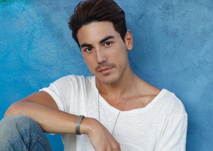 Diễn viên Bạch Tử Hiên nhận cơn mưa lời khen khi lao xuống biển cứu 2 cô gái đuối nước Diễn viên Bạch Tử Hiên nhận cơn mưa lời khen khi lao xuống biển cứu 2 cô gái đuối nước