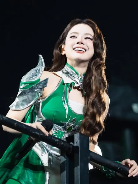 DJ Mie khoe "vòng eo con kiến" nhỏ xíu trong bộ ảnh đi biển mới nhất