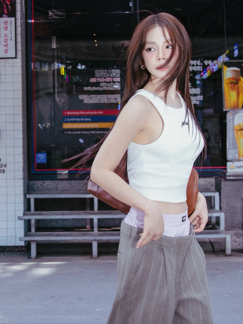 DJ Mie khoe "vòng eo con kiến" nhỏ xíu trong bộ ảnh đi biển mới nhất