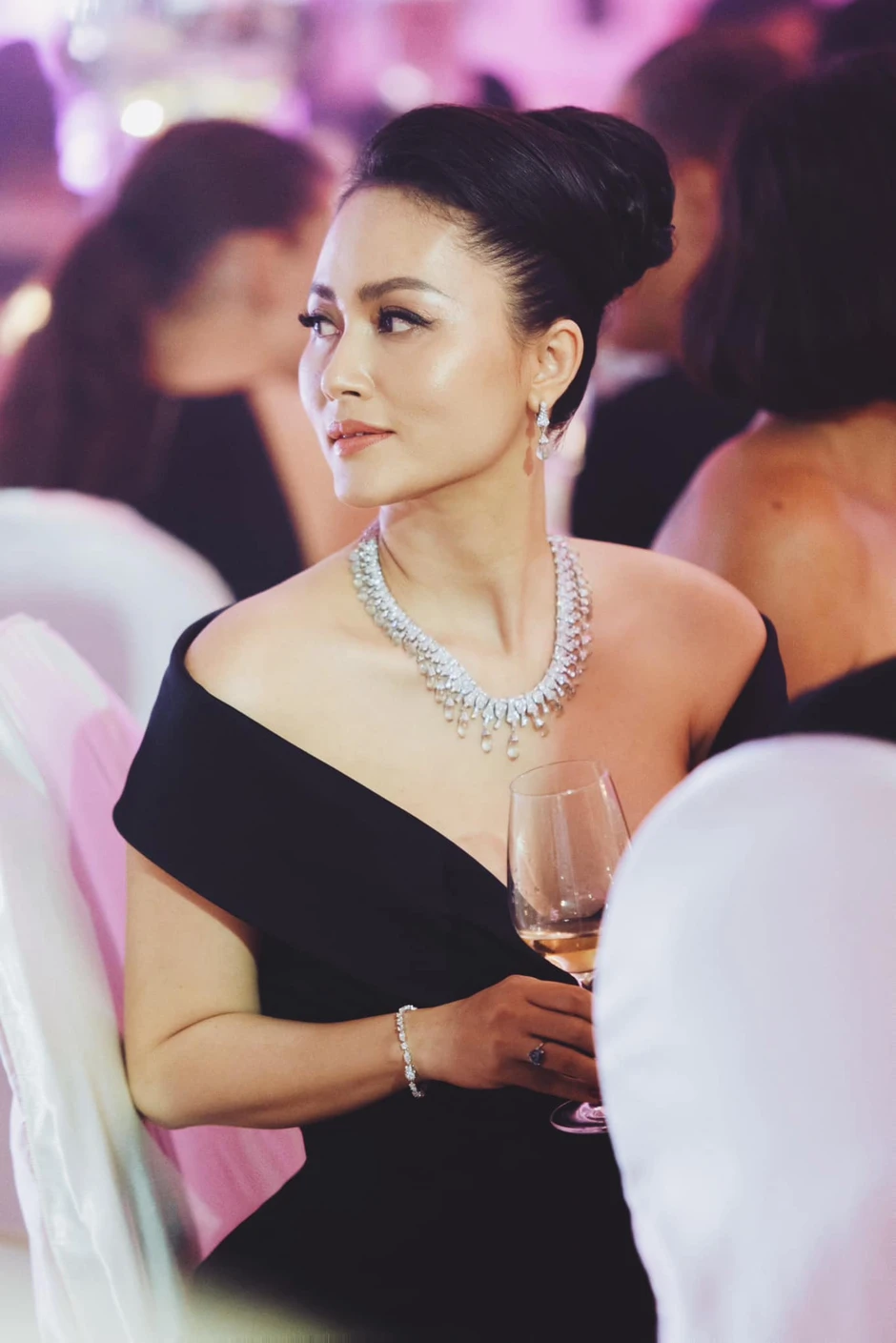 Đỗ Thị Hải Yến như Hoàng hậu bước ra từ lịch sử