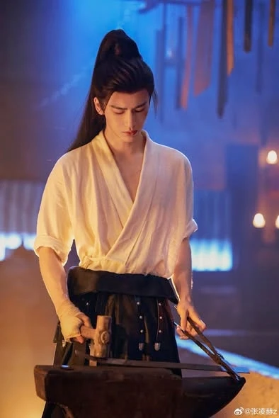 Đôi bàn tay của Trương Lăng Hách trở thành trò cười khắp MXH