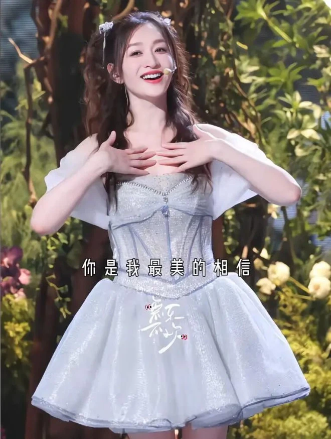 Đối thủ của Trang Pháp tự nhận “chỉ thích ăn xong rồi nằm” nhưng không hiểu sao 50 tuổi vẫn xinh đẹp, bốc lửa